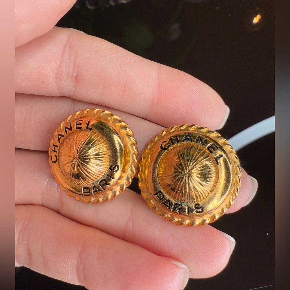 LOT 1826 24K gold plated CHANEL vintage clip on earrings - Picture 9 of 12